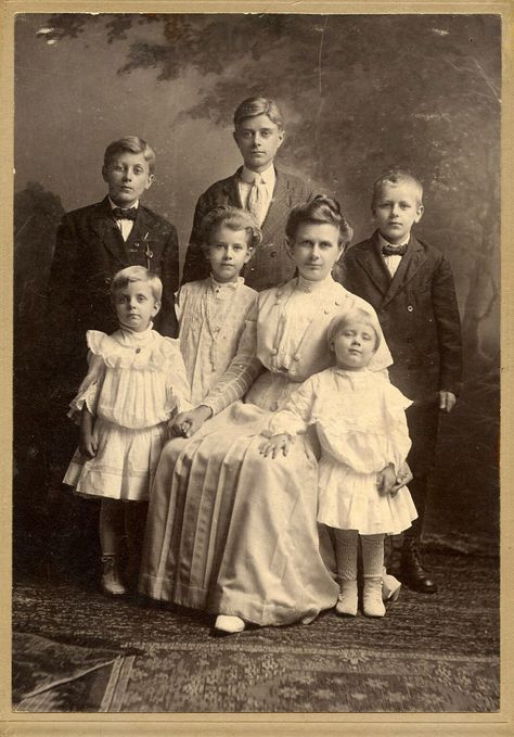 6 Vintage Family Images! - The Graphics Fairy Retro Family Photos, Antique Family Photos, Vintage Family Photos, Castlevania Wallpaper, Prince Frederick, Vintage Family, Old Family Photos, Family Painting, Retro Images