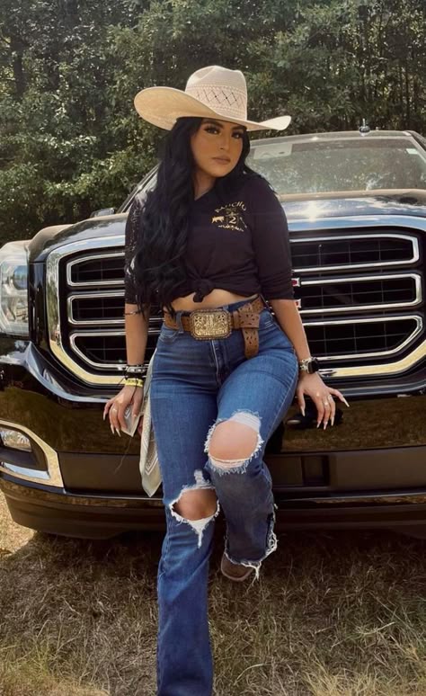 Western Outfits Women Winter Casual, Boujee Country Outfits, Chubby Cowgirl Outfits, Baddie Cowgirl Outfits Rodeo, Midsize Cowgirl, Plus Size Vaquera Outfit, Western Theme Party Outfit, Baddie Cowgirl Outfits, Curvy Western Outfits