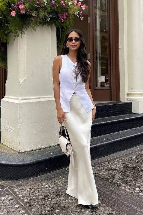 Long Skirt Outfits For Summer, Casual Brunch Outfit, Skirt Ootd, Satin Skirt Outfit, Ivory Skirt, Silk Midi Skirt, Long Skirt Outfits, Chique Outfits, Summer Fashion Trends