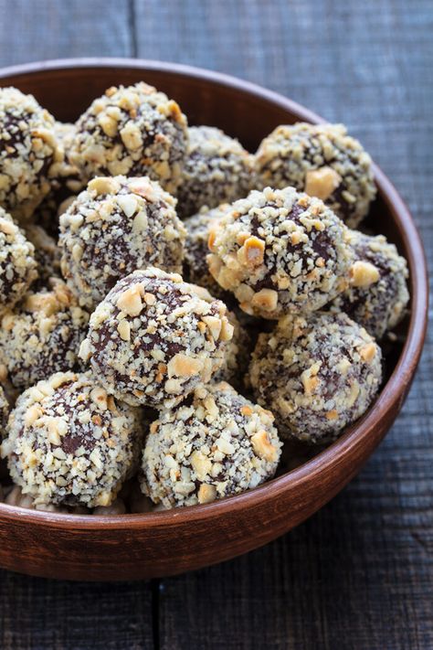 Hazelnut Truffles Top Dessert Recipes, Wacky Cake Recipe, Hazelnut Truffles, No Bake Truffles, Pumpkin Truffles, Cheesecake Truffles, Easy Truffles, Dessert Truffles, Peanut Butter Fudge Easy