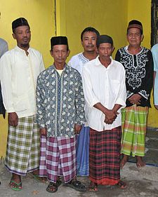 Indonesian Clothing « indonesialover Indonesian Clothing, Arabian Peninsula, India Dress, Folk Clothing, East Java, Pacific Islands, Men In Kilts, Fishing Nets, South Asia