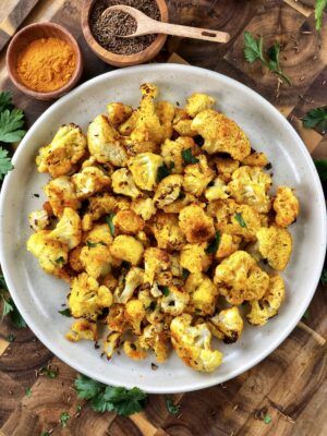 Turmeric Roasted Cauliflower - Plantiful Kiki | Plant Based Eating Slim On Starch, Starch Solution Diet, Plantiful Kiki, Starch Solution Recipes, Wfpb No Oil, The Starch Solution, Bland Meals, Easy Plant Based Recipes, Roast Cauliflower