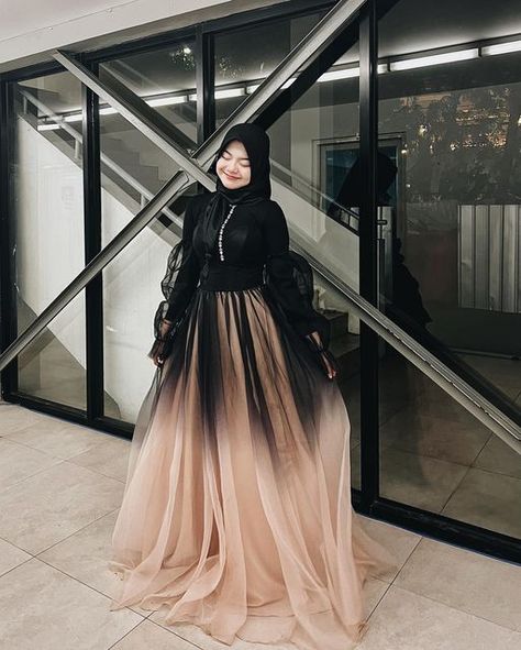 602K Likes, 860 Comments - Unaa's (@nadykhtnaptr) on Instagram: "photo recap of event at the end october" Dress Promnight Hijab, Dress Korean Style Hijab, Halal Outfit, Hijabi Aesthetic Outfits, Gaun Tulle, Korean Style Hijab, Gaun Dress, Eid Looks, Classy Wallpaper