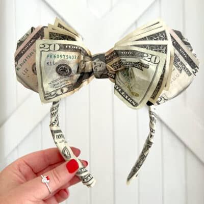 Money Christmas Tree Ideas, Money Corsage Diy, Money Decorations Ideas Creative, Gift Money Ideas, Money Decorations, Money Gifting, Money Bouquets, Disney Minnie Ears, Creative Graduation Gifts