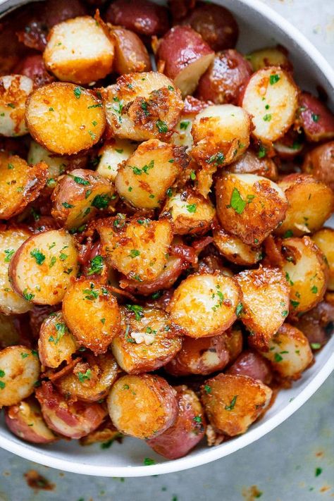 Whether you call them spuds or taters, white potatoes are one of our absolute favorite things to keep in the pantry all the time. Delicious in every form, they are perfect for easy lunches, weeknight dinners, and fancy gatherings. We'll happily eat them whenever, wherever! #roundup #potatoes #easydinner Parmesan Potato Recipe, Parmesan Roasted Potatoes, Garlic Roasted Potatoes, Plats Healthy, Parmesan Potatoes, Potato Sides, Potato Side Dishes, India Food, Dinner Sides