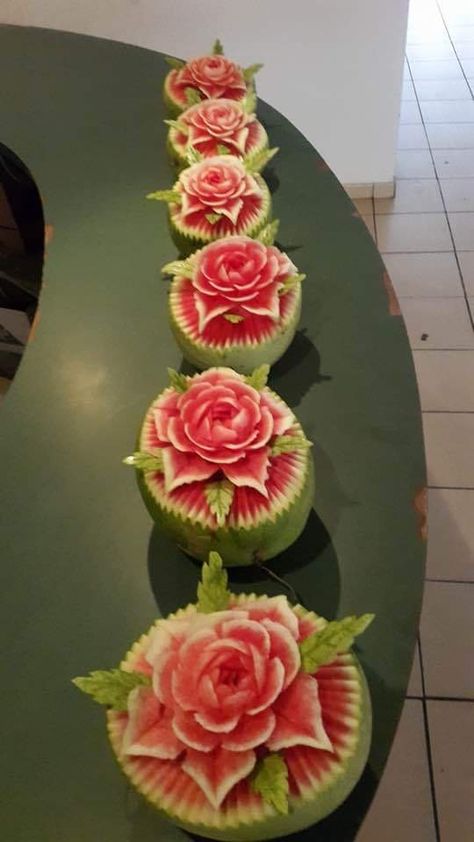 Watermelon Basket, Fruit Sculptures, Watermelon Carving, Food Sculpture, Fruit And Vegetable Carving, Amazing Food Art, Creative Food Art, Vegetable Carving, Food Carving