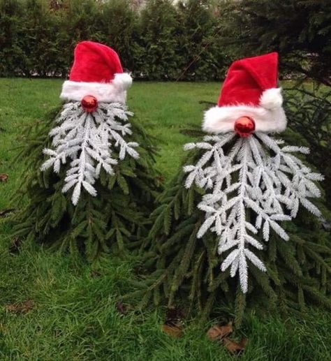 Påskeaktiviteter For Barn, Tree Gnomes, Outside Christmas Decorations, Christmas Planters, Diy Tree, Gnomes Diy, Christmas Yard Decorations, Christmas Decorations Diy Outdoor, Christmas Yard