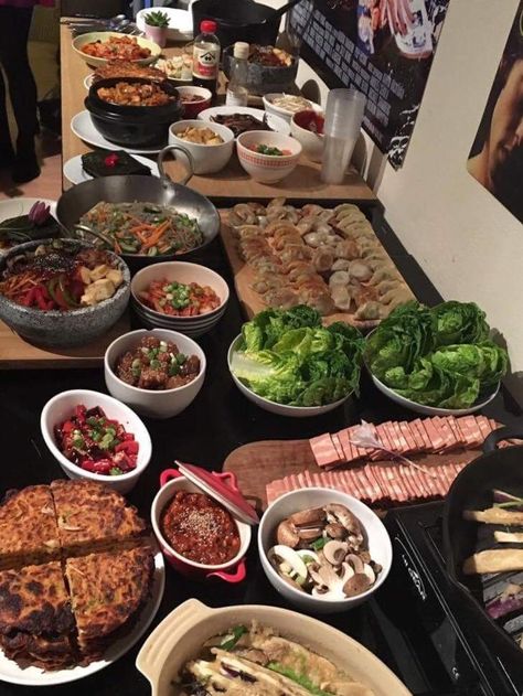 [Homemade] Vegan South Korean Banquet! #TTDD#TheThingsDadsDo Traditional Korean Wedding Food, Vegan Banquet, Korean Wedding Food, Banquet Food, Korean Dessert, Course Ideas, Kimchi Recipe, Korean Street Food, Food Photography Tips