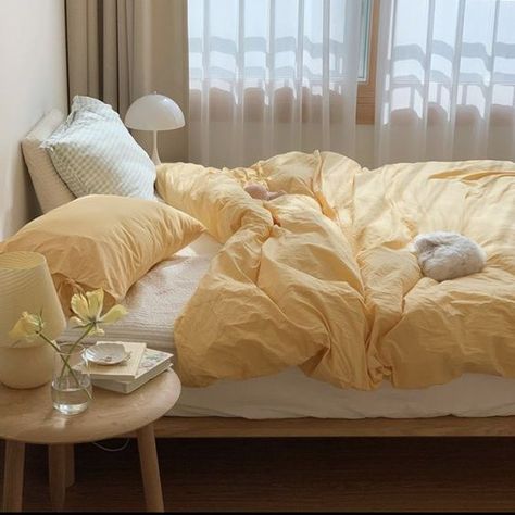 Aesthetic Yellow Room Ideas, Pale Yellow Bedroom Aesthetic, Soft Yellow Room Aesthetic, Yellow Pastel Room, Pastel Yellow Bedding, Yellow Apartment Aesthetic, Light Yellow Bedroom Aesthetic, Light Yellow Bedding, Pastel Yellow Room Decor