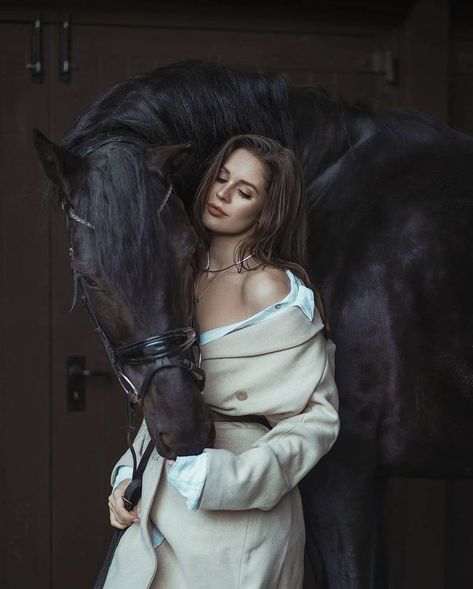 Equestrian Photoshoot, Horse Photoshoot Ideas, Equine Photography Poses, Autumn Photography Portrait, Horse Photography Poses, Winter Horse, Horse And Human, Cute Horse Pictures, Equine Portraits