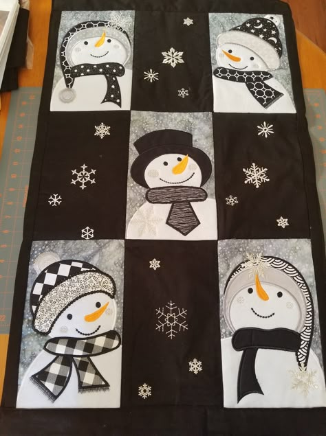 Snowman Quilts Ideas, Snowman Quilt Patterns, Snowman Quilts, Winter Quilts Patterns, Quilted Table Runners Christmas, Christmas Quilting Projects, Christmas Quilt Blocks, Panel Quilt Patterns, Snowman Quilt