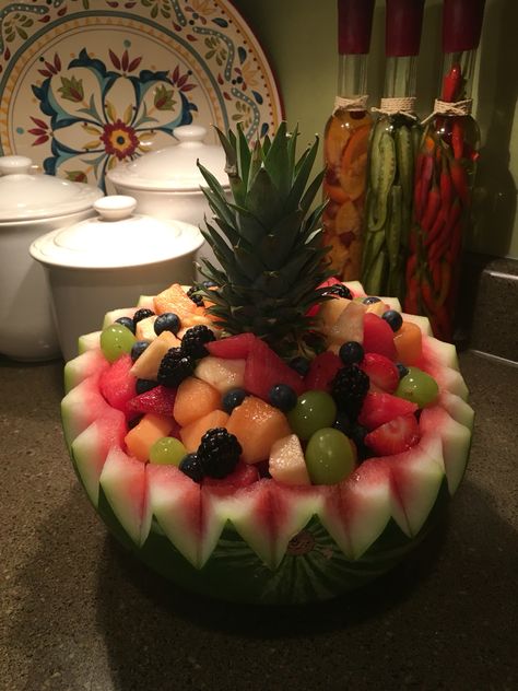 Fruit Salad Ideas, Salad Bowl Ideas, Watermelon Fruit Bowls, Fruit Salad Decoration, Watermelon Fruit Salad, Salad Decoration, Watermelon Basket, Fruit Bowl Display, Watermelon Bowl