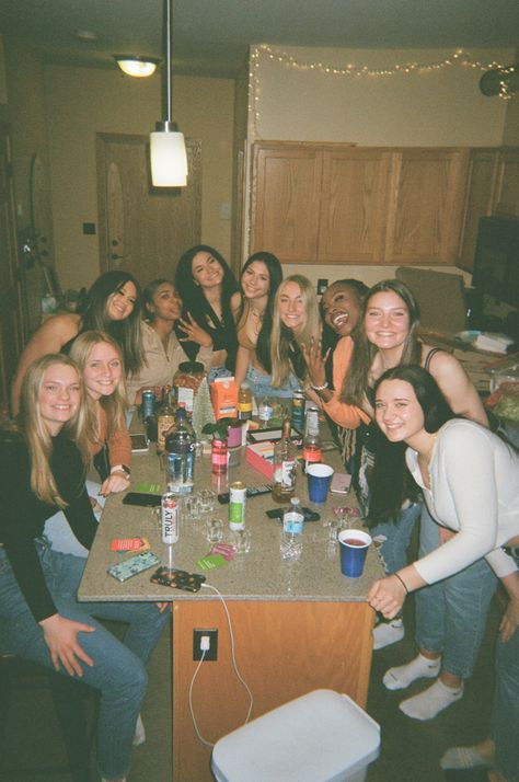 College party film Party Film Aesthetic, College House Party, Vibe Party, House Party Aesthetic, Friends Vibe, Aesthetic Pizza, Collage Party, Film Party, Summer Vibes Friends