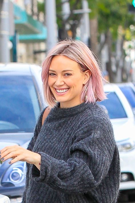 Hilary Duff Short Hair, Blonde Hair Ombre, Peach Hair Color, Hilary Duff Hair, Peach Hair Colors, Kylie Jenner Hair, Pink Blonde Hair, New Hair Trends, Golden Blonde Hair