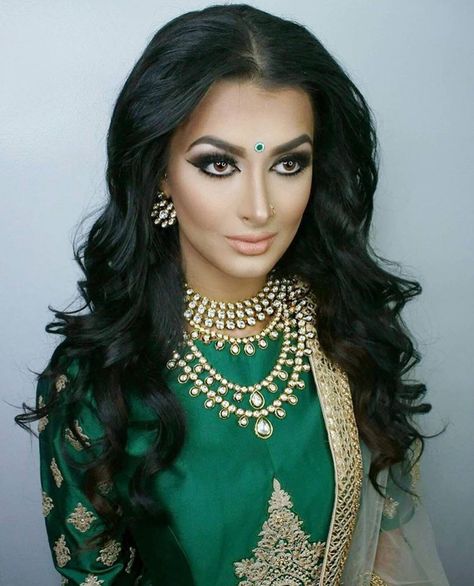 This makeup look is mere perfection for a guest at a wedding or a bride! A neutral makeup look carried off with finesse! Amazing work by Pristineallurestudio (Instagram) Classic Indian Makeup, Desi Wedding Guest Makeup, Royal Makeup Looks Indian, Indian Wedding Guest Makeup, Saree Hairstyle, Pakistani Girl Makeup, Neutral Makeup Look, Arabian Party, Saree Hairstyles