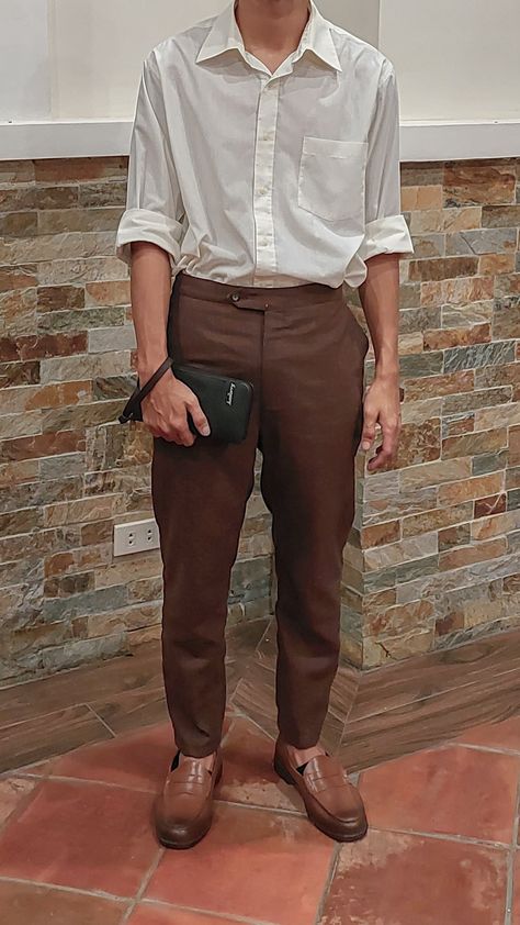 White tops, khaki colors down, topsider/loafer shoes White And Brown Outfit, Brown Shirt, Pants Brown, Brown Outfit, Brown Shoes, Khaki Color, Brown Shoe, Work Blouse, White Pants