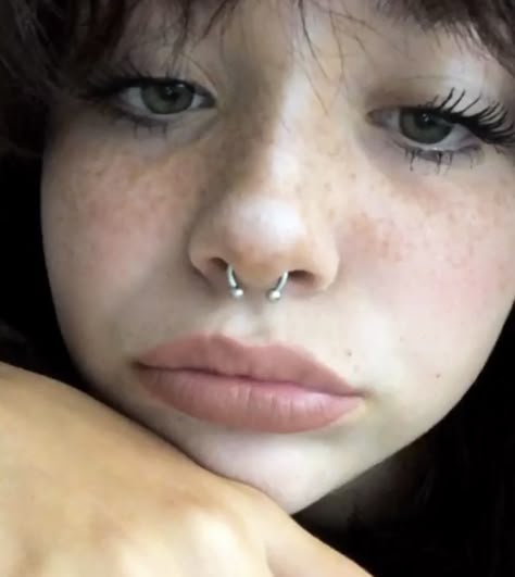 Nose Spectrum Piercing, Cute Facial Piercings Nose, Piercings Ideas Face, Piercings Nose Septum, Spectrum Piercing, Nose Piercings Septum, Piercing Inspo Face, Piercing Ideas Face, Cute Nose Piercings