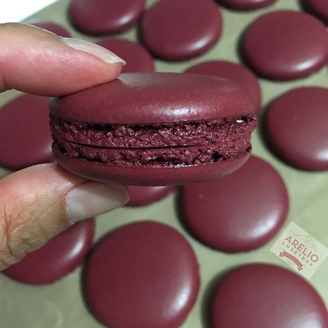 Haven't done this colour for a while.. What would you call it? Burgundy or marone?? @arelio_sweetbox #nofilter #burgundy #marone #macaronlove by arelio_sweetbox Burgundy Macarons, Red Macarons, Custom Macarons, Pretty Poison, Art Fundraiser, Color Boards, Maroon Wedding, Expensive Wine, Wine Gift Boxes