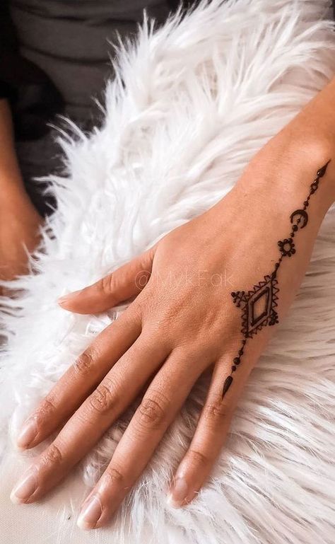 simple Henna designs, minimal henna designs, henna designs for kids, henna designs for hand, henna Designs palm, simple henna designs for beginners, henna designs for hand easy, mehndi designs, wedding henna designs, henna hand designs Minimal Henna Designs, Minimal Henna, Small Henna Tattoos, Small Henna Designs, Henne Tattoo, Cream Tattoo, Cute Henna Tattoos, Jagua Henna, Small Henna