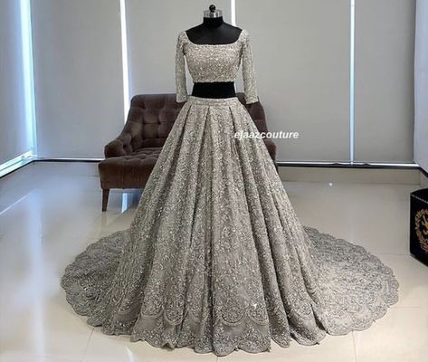 Marrige Lengha, Sister Mehndi, Walima Brides, Indian Wedding Reception Outfits, Long Skirt Top Designs, Heavy Lehenga, Indian Wedding Gowns, Lehenga Saree Design, Simple Lehenga