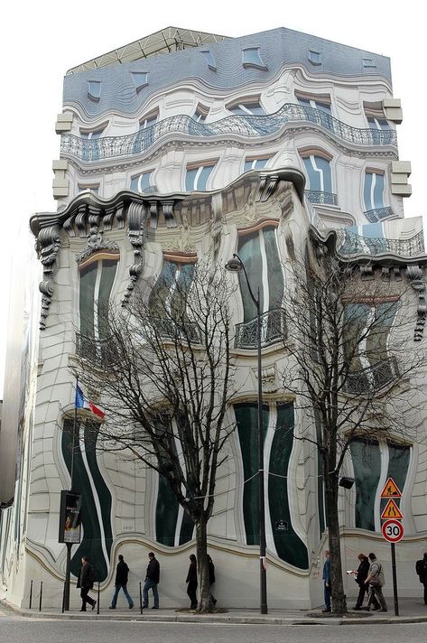 The Hausmannian building on Georges V Avenue in Paris has been referred to as the ‘melting building.’ It’s actually a mural, and an optical illusion referred to as trompe l’oeil (trick the eye). Architecture Cool, Architecture Unique, Landform, Unusual Buildings, Urban Street Art, Unusual Homes, Interesting Buildings, Tree Houses, Amazing Buildings