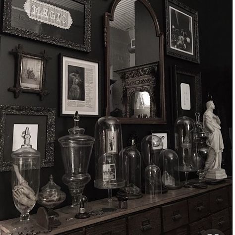 106 Likes, 0 Comments - Dark Interiors (@dark.interiors) on Instagram: “🌘magic🌒 • • 📷@bloodmilk #darkinteriors #cabinetofcuriosities #macabre #antiques #interiordesign…” Halloween Interior, Eclectic Decor Modern, Steampunk Interior, Gothic Interior, Decor Eclectic, Magical Home, Dark Home Decor, Dekor Diy, Goth Home