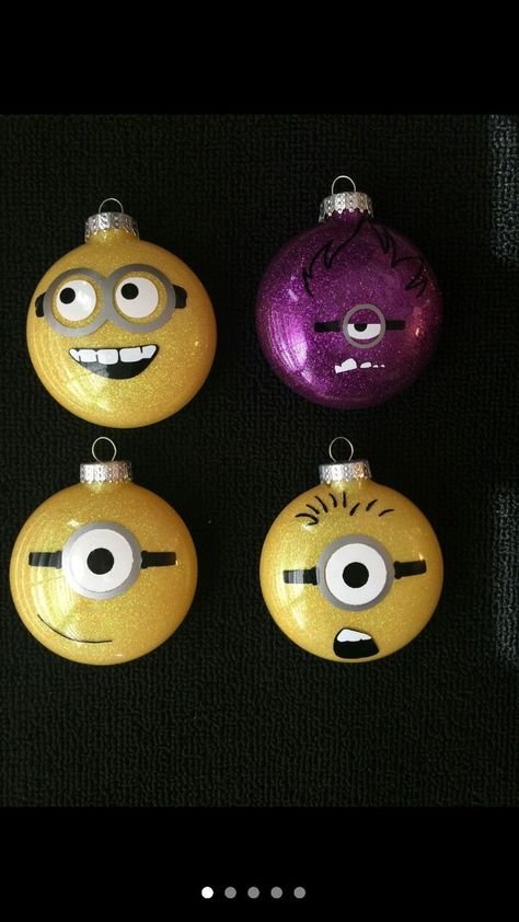 Minion Ornaments, Diy Baubles, Xmas Bulbs, Cartoon Ornaments, Disc Ornaments, Harry Potter Christmas Decorations, Ornament Painting, Diy Natal, Minion Christmas