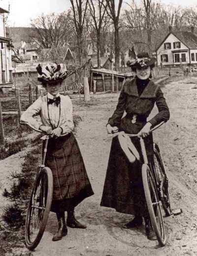 1896 - Victoria Pendleton, bicycle riding with a friend. Blue Stockings, Velo Vintage, I Want To Ride My Bicycle, Look Retro, Photo Vintage, Edwardian Era, Edwardian Fashion, Photos Of Women, Antique Photos