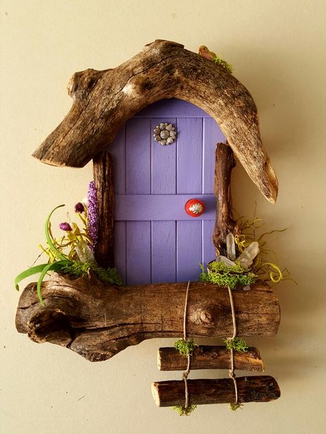 Diy Fairy Door, Tre Kunst, Fairy Garden Doors, Magical Gifts, Fairy Tree Houses, Fairy House Diy, Handmade Fairy, Fairy Garden Crafts, Fairy Garden Designs