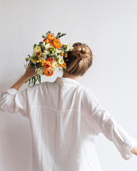 Spring, come soon please. Justin Taylor, Woman With Flowers, Flowers In Her Hair, Trik Fotografi, Shooting Photo, Photo Images, Beautiful Blooms, Photography Inspo, 그림 그리기