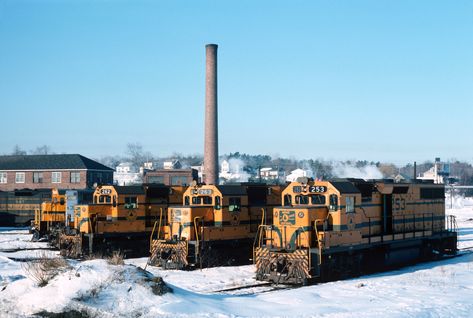 Boston And Maine Railroad, Maine Central Railroad, Railroad Pictures, Southern Railways, Portland Me, Harvest Gold, Railroad Photography, Train Stations, Railroad Photos