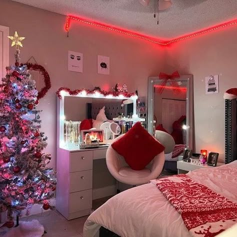 Christmas Themed Room Decor, Cute Christmas Decor For Bedrooms, Xmas Bedroom Decor Room Ideas, Christmas Decor Room Bedrooms, Christmas Decorated Room, Small Bedroom Christmas Decor, Christmas Decor Ideas Room, Christmas Bedroom Decor Aesthetic, Christmas Tree In Room