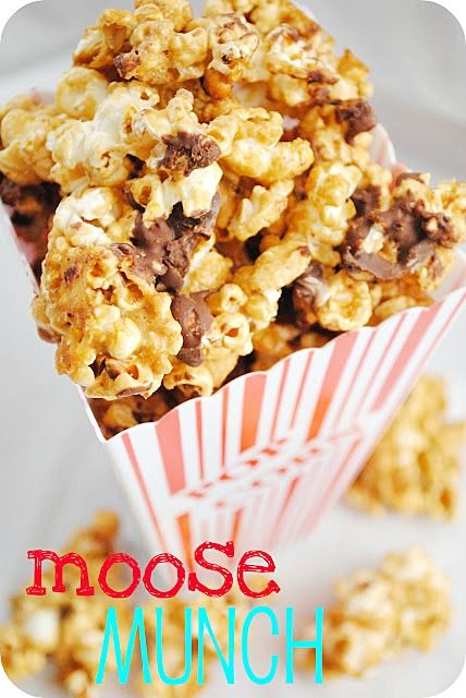 {DIY} Moose Munch - Something Swanky Grinch Popcorn, Popcorn Chocolate, Moose Tracks, Moose Munch, Popcorn Treats, Popcorn Recipes, Homemade Holiday, Snack Mix, Outlet Store