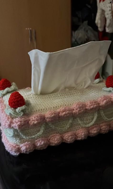 Crochet Tissue Box Cover Cake, Crochet Cake Tissue Box Cover, Coquette Knitting, Rave Crochet, Crochet Tissue Box Cover, Diy Tissue Box Cover, Crochet Room, Minimalist Cake, Crochet Gift Ideas