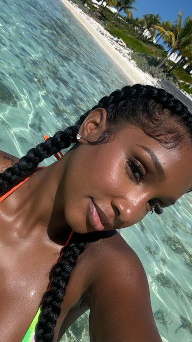 🪄ʙᴇʀɴɪᴄᴇ 🕷️ on X: "Good morning…🌤️😁, from Turks & Caicos 🇹🇨 https://t.co/D2PBOp8Pbg" / X Bernice Burgos Braids, Bernice Burgos Makeup, Bernice Burgos, Bernice Burgos Instagram, Bernice Burgos Bun, Dark Skin Beach Aesthetic, Faux Locs, Black Queen, Pretty Selfies