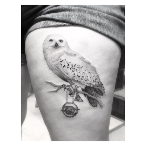 Hedwig tattoo by Dr. Woo, love the detail on the owl Snowy Owl Tattoo, Hedwig Tattoo, White Owl Tattoo, Harry Potter Sleeve, Owl Tat, Tattoo Harry Potter, Hedwig Owl, Dr Woo, Harry Potter Owl