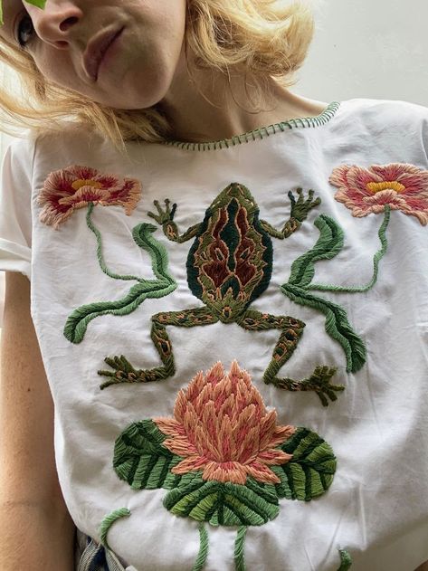 Embroidered Frog, Tessa Perlow, Upcycled Shirt, White Cotton Top, Embroidery On Clothes, Modern Embroidery, Embroidered Clothes, Beatrix Potter, Embroidery Inspiration