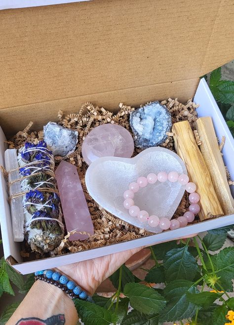 Self love Crystal Box Selenite Heart Dish White Sage Rose quartz Palo Santo Trancas Cluster Crystals Self Love Box Gift Spiritual Box Ideas, Diy Spiritual Gifts, Crystal Gifts Ideas, Gifts For Crystal Lovers, Spiritual Gift Ideas, Crystal Packaging, Cluster Crystals, Crystal Business, Pagan Decor