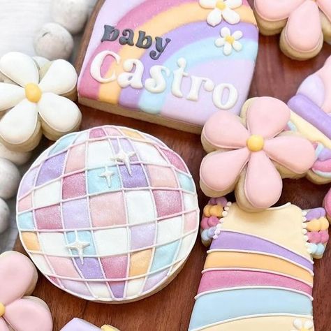 Amanda Luecke on Instagram: "This disco baby shower set makes me so happy!! 🛼🪩  All dye free colors from @prsmsugarco   #minniescookies #babyshower  #discobaby #disco #dyefree #royalicing #customcookies" Disco Ball Baby Shower Ideas, Disco Baby Shower Ideas, To The Disco, Poppin Bottles, Garden Baby Showers, Cookie Cakes, Disco Theme, Edible Glitter