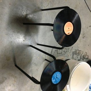 Table Made Of Records, Vinyl Record Upcycle, Vinyl Shelf Diy, Old Records Aesthetic, Vinyl Room Ideas, Diy Vinyl Record Projects, Vinyl Record Diy, Vinyl Upcycling, Record Upcycle