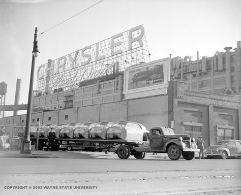 1950 - Chrysler Motor Car Company in Detroit Front view of the Chrysler plant sign. Detroit Cars, Hudson Car, Detroit Motors, Detroit History, Detroit City, Detroit Area, Truck Stuff, Old Street, Motor City