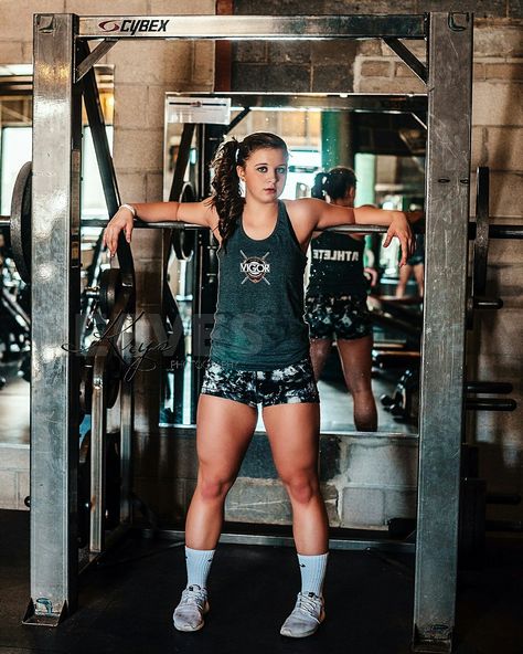 High school senior fitness photoshoot in a gym, creative senior photography Senior Gym Pictures, Senior Weightlifting Pictures, Powerlifting Photoshoot, Female Gym Photoshoot, Gym Creative, Women Fitness Photography, Fitness Pics, Senior Banner, Gym Photoshoot