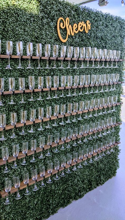 Champagne Wall Alternative, Wall Of Champagne Glasses, Welcome Champagne Wall, Wedding Cocktail Wall, Grass Champagne Wall, Champagne Wall Diy Instructions, Wedding Wine Wall, Champagne Station Wedding, Champagne Board Ideas