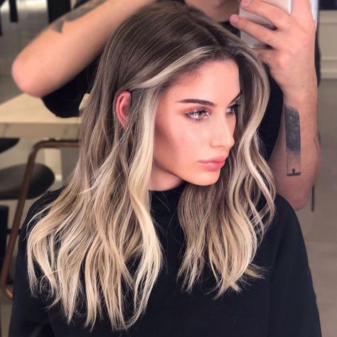 British GLAMOUR on Instagram: “Money-piece highlights are back 🤩 4 hair colours that are so over and the ones you should try instead, according to the experts, via *link…” Dramatic Hair, Hair Color Streaks, Money Piece, Honey Blonde Hair, Ash Blonde Hair, Brown Hair Balayage, Blonde Hair Inspiration, Blonde Hair Looks, Brown Blonde Hair