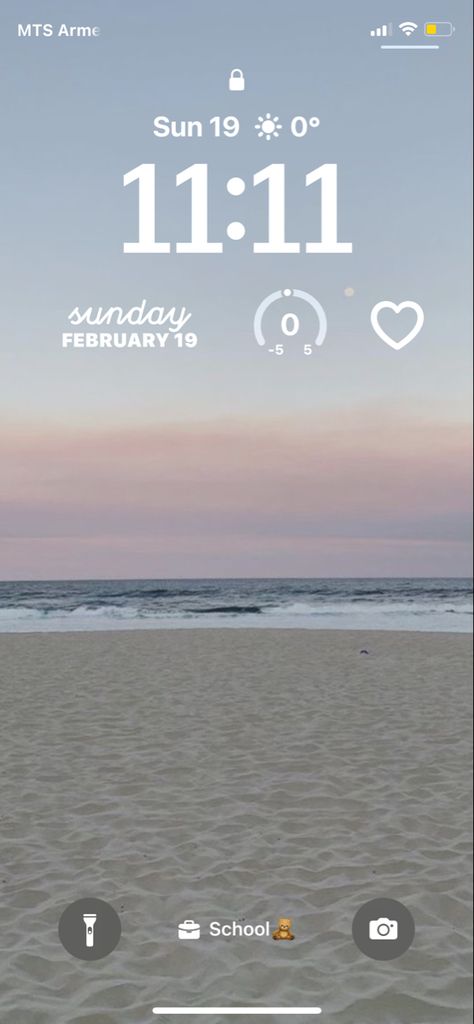 Beachy Wallpapers For Iphone Aesthetic, Iphone 11 Lockscreen, Clean Iphone, Beachy Wallpapers, Future Iphone, Iphone Layouts, Iphone Lock Screen, Iphone Macbook, Cute Home Screens