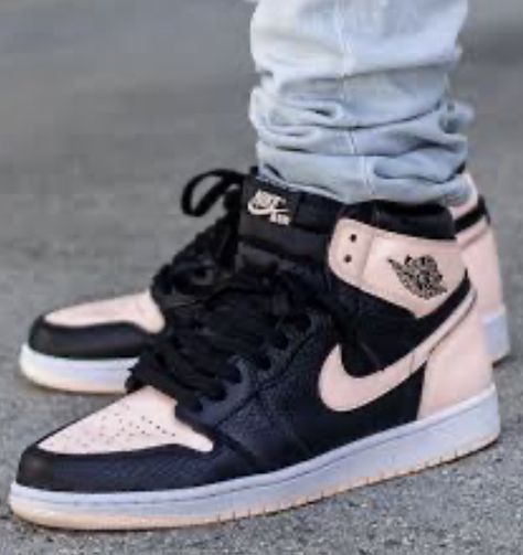 Air Jordans Women Outfit, Aj1 Outfit Women, Jordan 1 Crimson Tint, All Jordan Shoes, Sports Shoes Women, Styling Jordans, Air Jordans Women, Nike Air Jordan Shoes, Nike Shoes Air Force