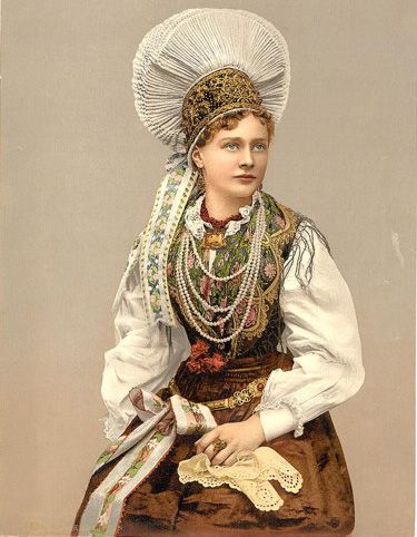 Slovenian female clothes Slovenian Clothing, Armenian Clothing, Native Dress, Folk Clothing, National Dress, Folk Dresses, Old Fashion, Traditional Costume, Folk Costume