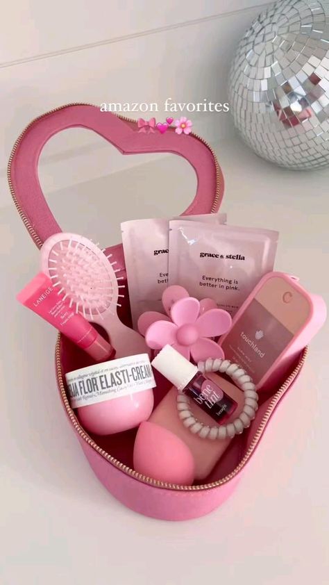 Beauty Gift Basket, Pink Gift Basket, Heart Makeup, Valentines Day Baskets, Birthday Daughter, Gift Ideas For Birthday, Valentine's Day Gift Baskets, Valentines Gift Box, Small Business Packaging Ideas