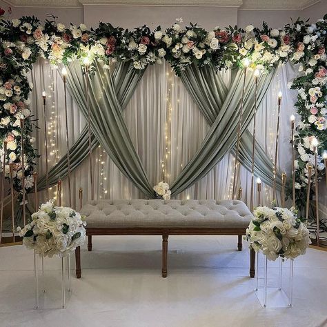 Draping Ideas Backdrop, Roka Ceremony Decoration, Roka Decor, Green Quinceanera Theme, Small Wedding Decor, Engagement Stage Decoration, Nikah Decor, Reception Stage Decor, Simple Stage Decorations