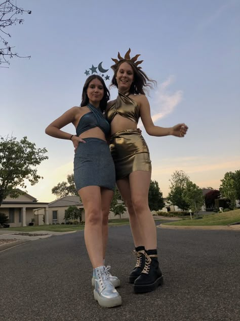 Sun And Moon Costume, Moon Costume, Friend Costumes, Matching Halloween Costumes, Halloween Coustumes, Costumes Diy, Duo Halloween Costumes, Hallowen Costume, Halloween Moon